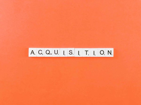 Quali sono i passaggi per un cittadino straniero per acquistare una proprietà in una zona vinicola del Piemonte?